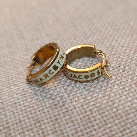 MARC BY MARC JACOBS earrings Classic Huggie Hoops gold tone white Enameled - Picture 1 of 4